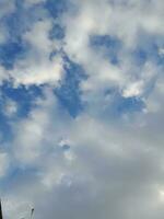 weiße Wolken am blauen Himmel. schöner hellblauer Hintergrund. leicht bewölkt, gutes Wetter. lockige Wolken an einem sonnigen Tag. foto