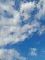 weiße Wolken am blauen Himmel. schöner hellblauer Hintergrund. leicht bewölkt, gutes Wetter. lockige Wolken an einem sonnigen Tag. foto