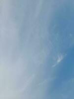 das Weiß Wolken auf das Blau Himmel sind perfekt zum das Hintergrund. Himmelslandschaft auf Lombok Insel, Indonesien foto