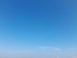 weiße Wolken am blauen Himmel. schöner hellblauer Hintergrund. leicht bewölkt, gutes Wetter. lockige Wolken an einem sonnigen Tag. foto