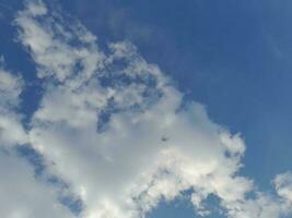 weiße Wolken am blauen Himmel. schöner hellblauer Hintergrund. leicht bewölkt, gutes Wetter. lockige Wolken an einem sonnigen Tag. foto