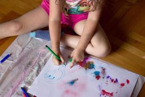 kleines Mädchen zeichnen foto