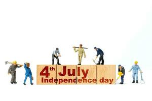 Miniatur Menschen, Gruppe von Menschen feiern das vierte von Juli , Unabhängigkeit Tag, vereinigt Zustände foto
