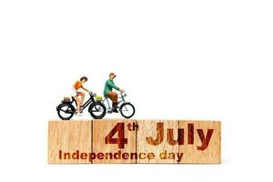Miniatur Menschen, Gruppe von Menschen feiern das vierte von Juli , Unabhängigkeit Tag, vereinigt Zustände foto