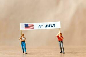Amerikaner erziehen Flaggen im Feier von das vierte von Juli und Unabhängigkeit Tag foto