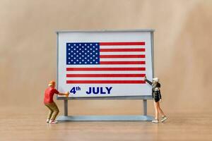 Künstler Farbe auf ein Plakatwand Feier von das vierte von Juli und Unabhängigkeit Tag foto