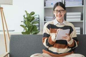 asiatisch Mädchen Studenten Studie online, bleibe beim heim, Lehrer, Video Forderung, und Zoomen online. glücklich asiatisch Mädchen Lernen Englisch online mit Laptop Computer, Tablette und Handy, Mobiltelefon Telefon. online Lernen Konzept. foto