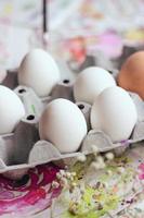 weiße Eier in einer Schachtel, die zum Verzieren des Osterhintergrunds vorbereitet wird foto