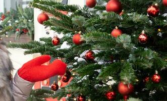 Weihnachten Bäume dekoriert mit rot Luftballons im Vorderseite von das Cafe Eingang. Straße Weihnachten Dekorationen. foto