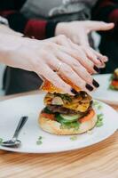 Burger mit Rindfleisch und Gemüse. schließen hoch. köstlich Burger im ein Kochen Klasse. Burger mit Cranberry Soße und Burger mit Zwiebel Soße. foto