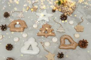 Banner zum Weihnachten und Neu Jahr Lebkuchen Sterne, Häuser, Weihnachten Bäume, Spielzeuge auf ein grau Beton Hintergrund foto