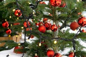 Weihnachten Bäume dekoriert mit rot Luftballons im Vorderseite von das Cafe Eingang. Straße Weihnachten Dekorationen. foto