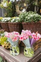 Tulpen, Heidekraut, Chrysantheme und hängend Blumen und Kränze beim das Blume Geschäft foto