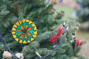 DIY handgemacht Dekoration auf ein Weihnachten Baum foto