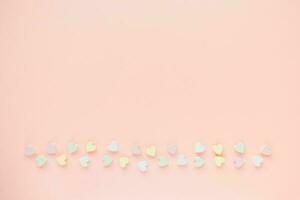 romantisch Pastell- Rosa Hintergrund mit Herzen Dekoration foto