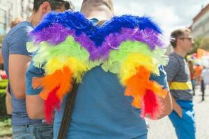 Prag, Tschechisch Republik - - August 11, 2018 Mann mit Regenbogen Flügel. Menschen beim Stolz Parade foto