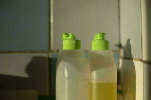 Geschirrspülen Waschmittel. Seife im Flasche. Grün Abdeckung. foto