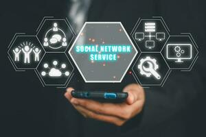 Sozial Netzwerk Bedienung Konzept, Person mit Clever Telefon mit Sozial Netzwerk Bedienung Symbol auf virtuell Bildschirm. foto