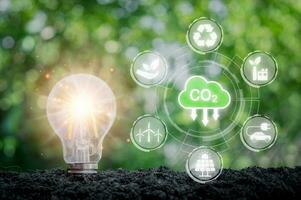 reduzieren co2 Emission Konzept, Licht Birne auf Boden mit co2 Symbol auf virtuell Bildschirm, nachhaltig Entwicklung und Grün Geschäft basierend auf verlängerbar Energie, elektrisch Transport. foto