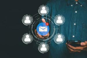 e-mail-marketing-konzept, geschäftsperson, die smartphone verwendet, um neue eingehende nachrichten bei der arbeit zu erhalten, e-mail-kommunikationsmarketing, business-newsletter. foto