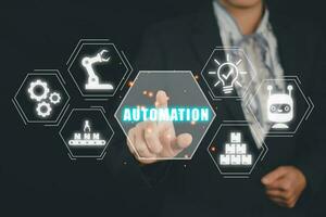 Automatisierung Geschäft Technologie Konzept, Person Hand berühren Automatisierung Technologie Symbol auf vr Bildschirm, Software Entwicklung, Geschäft Prozess und Technologie. foto