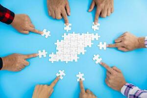 Geschäft Mannschaft verbinden Puzzle Stücke Weiß Blau Hintergrund Einheit Zusammenarbeit Konzept foto