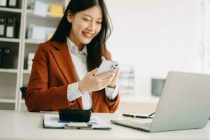 Geschäftsfrau Hand mit Clever Telefon, Tablette Zahlungen und halten Anerkennung Karte online Einkaufen, omni Kanal, Digital Tablette Docking Tastatur Computer beim Büro ich foto