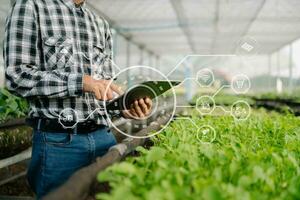 smart farmer mit anwendung von tablet-konzepten moderner landtechnik und visueller symbol.intelligenter landwirtschaft foto