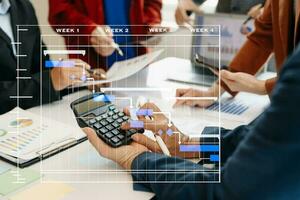 Projektmanager arbeitet und aktualisiert Aufgaben mit Meilensteinen, Fortschrittsplanung und Gantt-Diagramm, Planungsdiagramm. Geschäftsstraßenbahn, die im Büro arbeitet foto