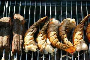 Holzkohle gegrillt Fisch und andere Meeresfrüchte foto