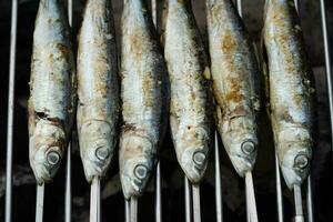 Holzkohle gegrillt Fisch und andere Meeresfrüchte foto