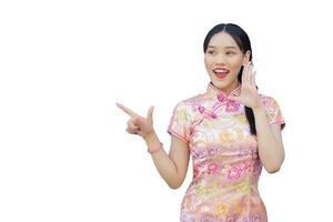 cheongsam Kleid im Chinesisch Neu Jahr Thema während ihr Hand zeigt an zu Geschenk etwas zu Punkt isoliert auf Weiß Hintergrund. foto