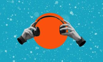 Kunst Collage von Digital Pop zeitgenössisch Kunst. Kopfhörer im Hand auf ein Blau Hintergrund. Hör mal zu zu das Podcast. foto