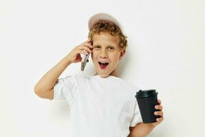süß Junge Was nett von trinken ist das Telefon im Hand Kommunikation Licht Hintergrund unverändert foto