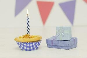 zwei Geburtstag Geschenk Box mit Cupcake auf Holz Hintergrund foto