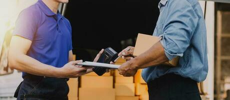 geschäftsfrau gründet kleinen unternehmer sme erfolg. freiberufliche frau, die zu hause mit online-paketzustellung arbeitet. Lieferkonzept für KMU und Verpackungen foto