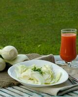 frisch Fenchel Salat mit Zitrone Saft, Olive Öl und Petersilie foto