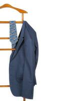 männlich klassisch Jacke und ein Krawatte sind auf ein Jacke Aufhänger Stand. foto