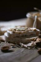 hausgemacht Mandel Butter auf ein Scheibe von Reis Knäckebrot. foto