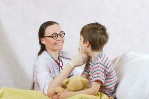 ein Kind und ein Kinderarzt im ihr Kabinett foto