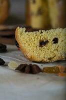 traditionell Italienisch Weihnachten Süss Kuchen auf ein Landschaft Tisch. foto