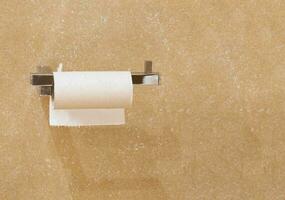 ein rollen von ein fertig Toilette Papier auf ein Halter foto