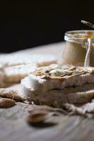 hausgemacht Mandel Butter auf ein Scheibe von Reis Knäckebrot. foto