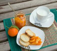 hausgemacht Mandarine Marmelade auf das klein Platz Dessert Teller foto