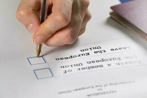 Referendum Abstimmung Papier, schwarz Stift, und Reisepass auf das Tisch. foto