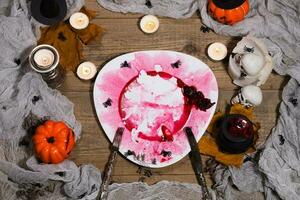 schmutzig Teller im etwas Rot, Silber Besteck auf Halloween Tisch. , Teller foto