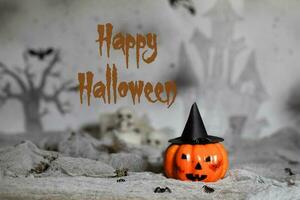 glücklich Halloween. Orange unheimlich Kürbis mit Hexe Hut. Halloween Hintergrund. foto