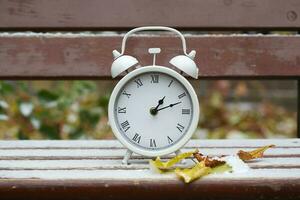 Jahrgang Uhr auf ein Bank foto