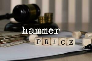 Wörter Hammer Preis zusammengesetzt von hölzern Würfel. foto