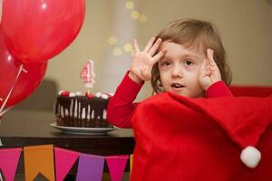 Junge von vier Jahre mit Geburtstag Kuchen. foto